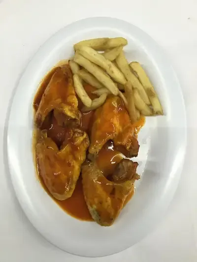 Alitas de pollo con papas a la francesa